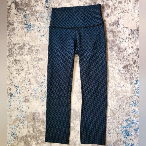 Lululemon Women's Size 4 Black and Blue‎ Dash Pattern Workout Leggings - Picture 4 of 4